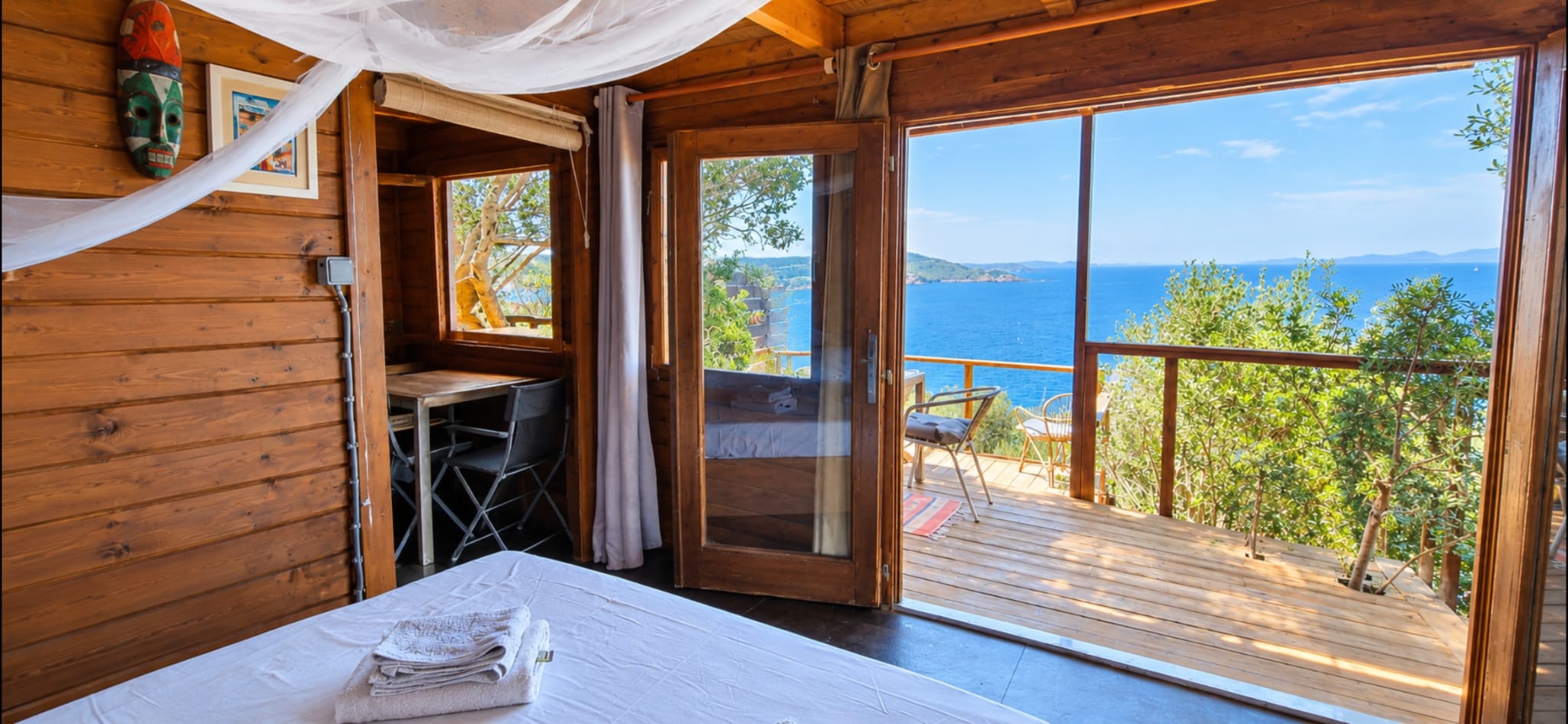 Chambre de La Cahute ouverte sur la terrasse et la mer Méditerranée