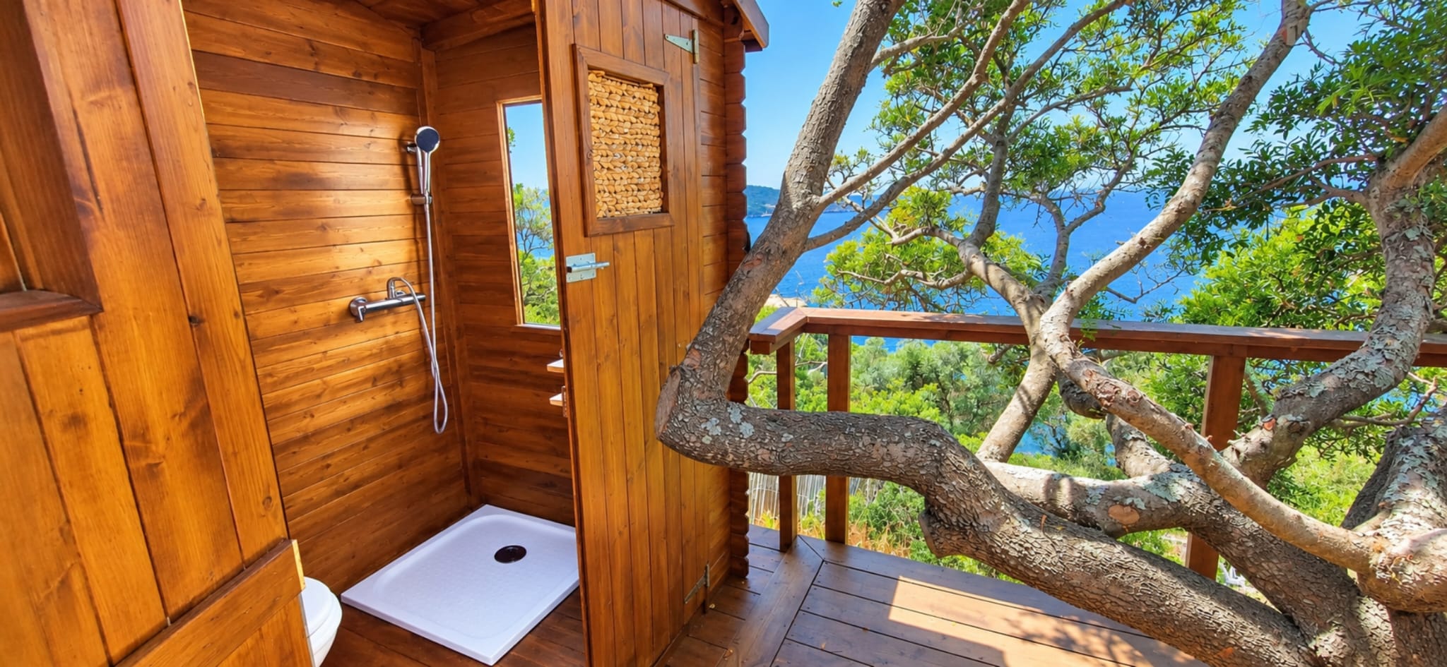 Douche à ciel ouvert de La Cahute ouverte sur la terrasse et la mer, île du Levant
