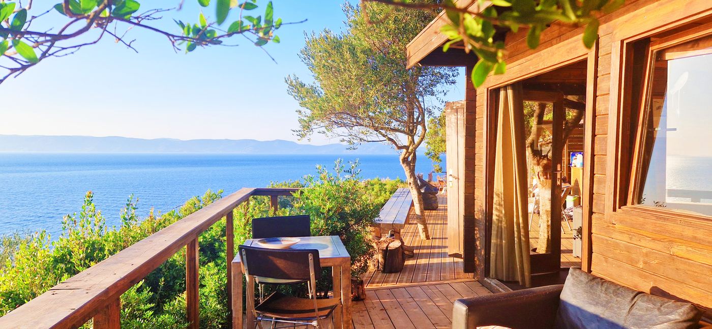 Terrasse de La Cahute sous un olivier, île du Levant