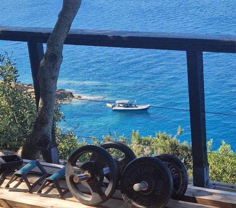 Espace fitness avec vue sur la mer Méditerranée, Soléa Lodges île du Levant