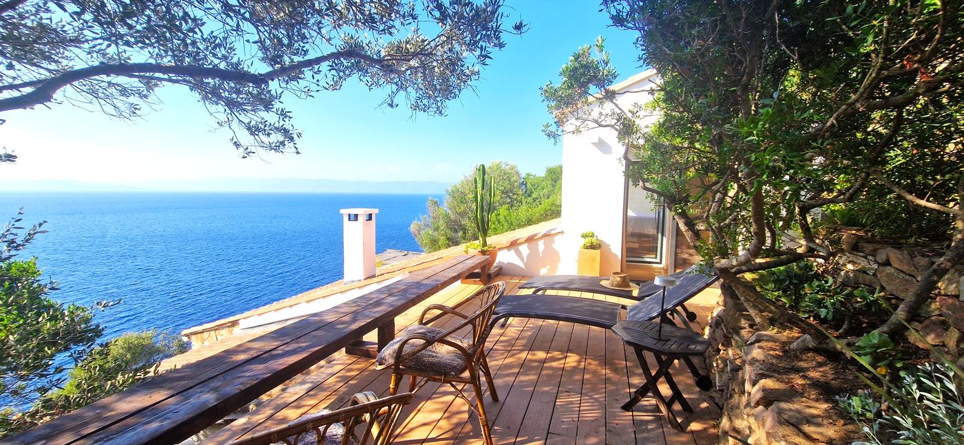 Terrasse en bois de L'Hippocampe avec vue sur la rade d'Hyères
