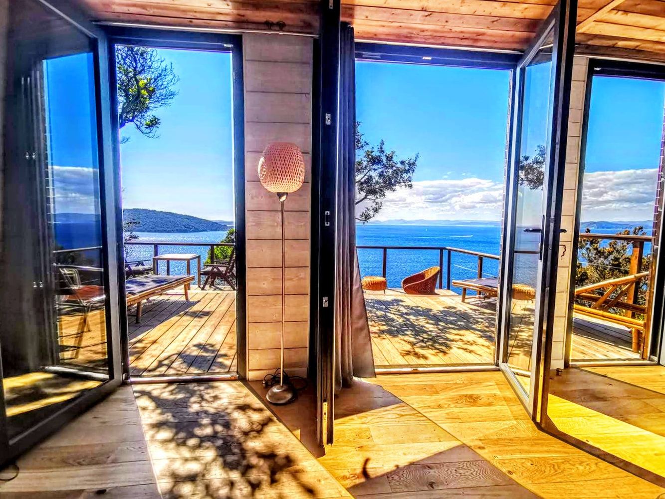 Grandes portes ouvertes sur la mer, lodge Les Puffins