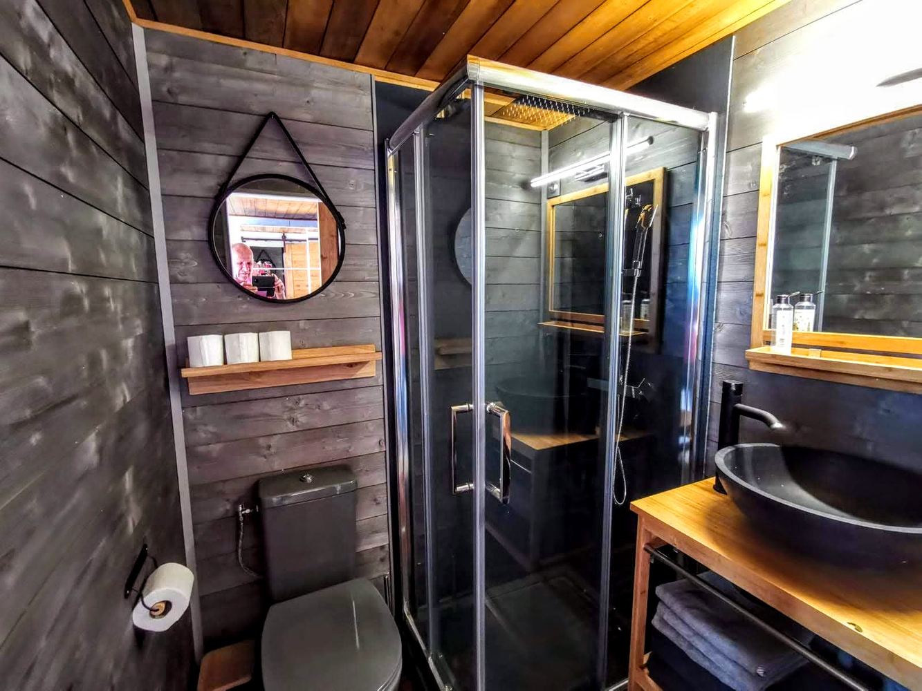 Salle de bain du lodge Les Puffins, finitions soignées