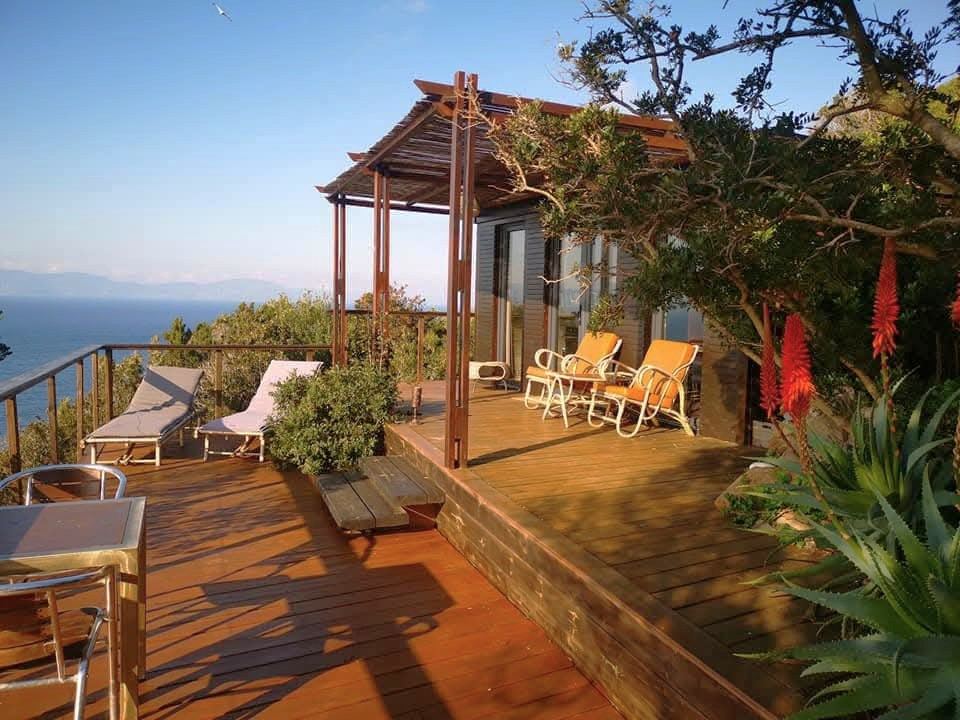 Terrasse avec transats des Puffins face à la mer