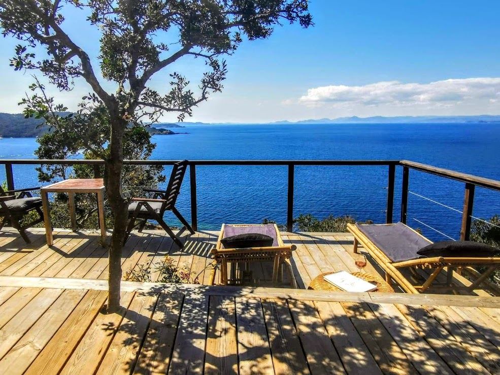 Terrasse ensoleillée des Puffins, île du Levant